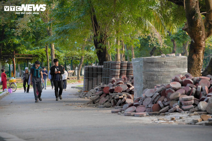 Cùng với việc tháo dỡ hàng rào sắt bao quanh, Công viên Thống Nhất cũng được chỉnh trang đồng bộ nhiều hạng mục nhằm cải thiện điều kiện đi lại, sinh hoạt cho người dân. Các cột trụ bê tông từng gắn với hệ thống hàng rào trên các tuyến hè phố xung quanh công viên đã được phá dỡ, trả lại mặt bằng thông thoáng cho người đi bộ. Vỉa hè tại một số đoạn được lát lại, bảo đảm bằng phẳng, thuận tiện cho người cao tuổi, trẻ em và người tập thể dục.