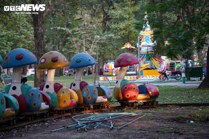 Bên trong công viên, một số khu vui chơi và hạng mục công cộng đã xuống cấp đang được tu sửa, bổ sung nhằm bảo đảm an toàn cho người sử dụng, nhất là trẻ em, đồng thời cải thiện điều kiện sinh hoạt, vui chơi và nâng cao chất lượng không gian xanh phục vụ cộng đồng.