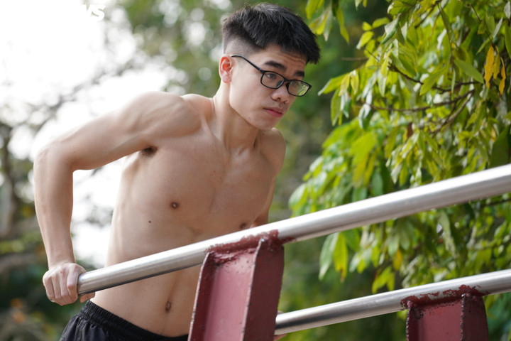 Chia sẻ thêm về sự thay đổi sau khi công viên được mở, Ngô Văn Cao (21 tuổi) cho biết việc vào Công viên Thống Nhất hiện nay rất thuận tiện. “Từ khi công viên bỏ hàng rào, em thường xuyên ra đây tập thể hình và gặp gỡ nhiều người có cùng đam mê. Trước đây tập trong phòng gym vừa mất tiền, lại ít có cơ hội giao tiếp với mọi người xung quanh. Ở đây không khí trong lành, người tập ở nhiều lứa tuổi khác nhau. Mọi người vui vẻ trò chuyện, hỗ trợ nhau và chia sẻ các bài tập hiệu quả, tạo cảm giác gắn kết hơn rất nhiều”, Cao cho biết.