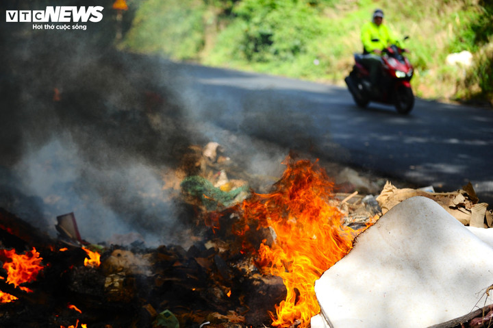 Người dân đốt rác khiến khói bụi bay mù mịt trên đèo D'Ran khiến nhiều người bức xúc.