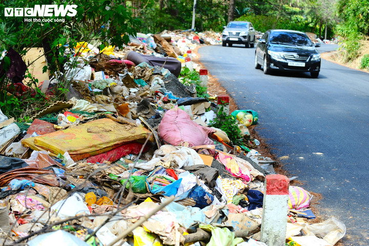 Nhiều loại rác thải tập kết, chất thành đống kéo dài trên đèo D'Ran.