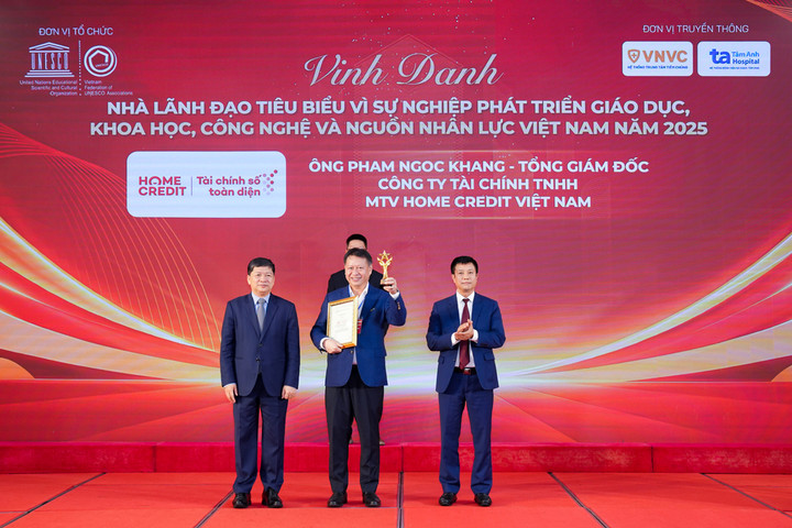 Ông Pham Ngoc Khang, Tổng Giám đốc Home Credit Việt Nam, nhận giải thưởng trên sân khấu.