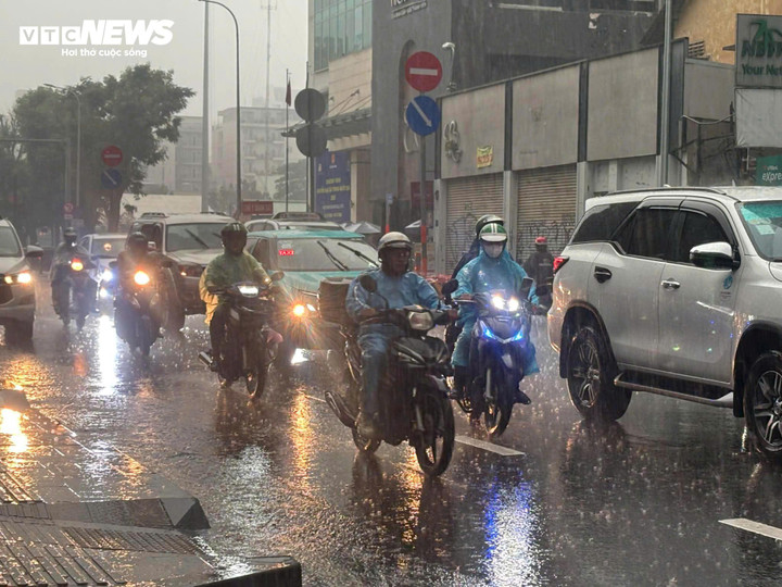 Mưa dông chiều 24/12 tại TP.HCM.