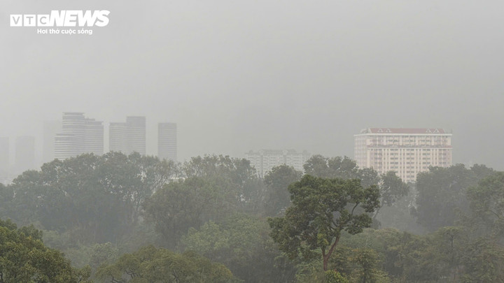 Bầu trời TP.HCM tối sầm, mây đen dày và gây mưa trên diện rộng.