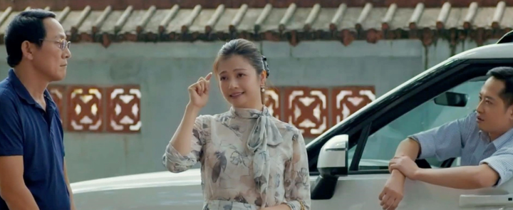 Lời thoại của nhân vật Ánh (Kiều Anh đóng): “Xin được chúc mừng ba mẹ cậu, thế nào mà đẻ một lần được cả trai lẫn gái" gây tranh luận.