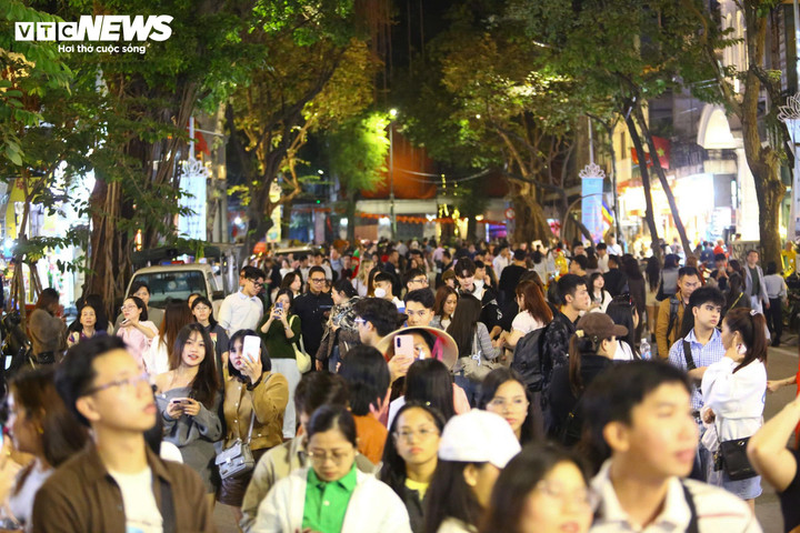 Đông nghịt người đổ về Nhà thờ Lớn Hà Nội đêm Giáng sinh - 2