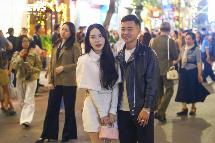 Đông nghịt người đổ về Nhà thờ Lớn Hà Nội đêm Giáng sinh - 5