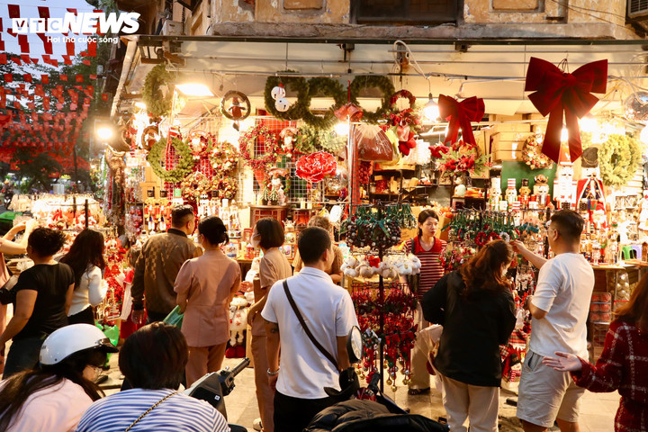 Đông nghịt người đổ về Nhà thờ Lớn Hà Nội đêm Giáng sinh - 13