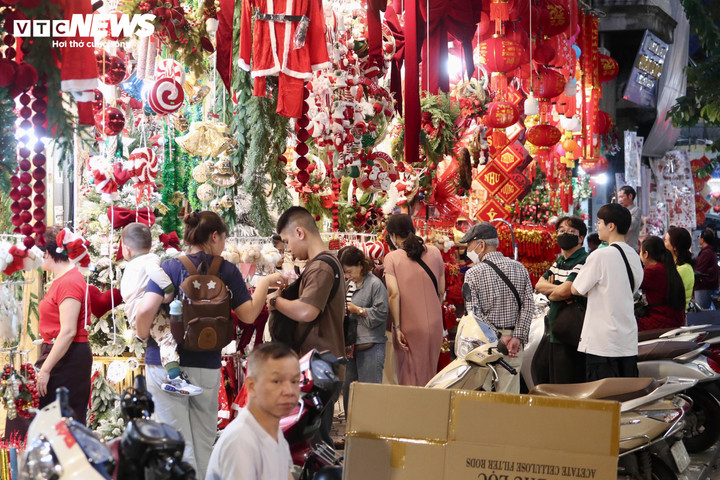 Đông nghịt người đổ về Nhà thờ Lớn Hà Nội đêm Giáng sinh - 12