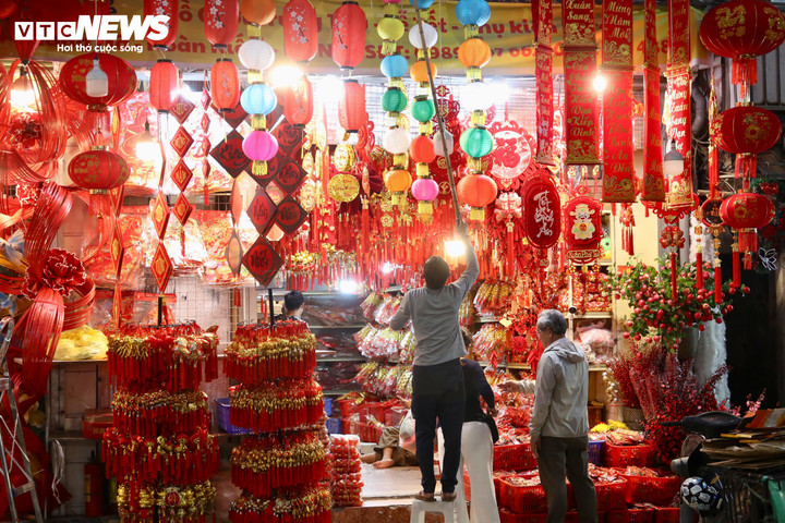 Cùng với dịp Giáng sinh, đón Tết Dương lịch, một số cửa hàng trên phố Hàng Mã đã khoác màu áo mới, sẵn sàng cho mùa mua sắm Tết cổ truyền.