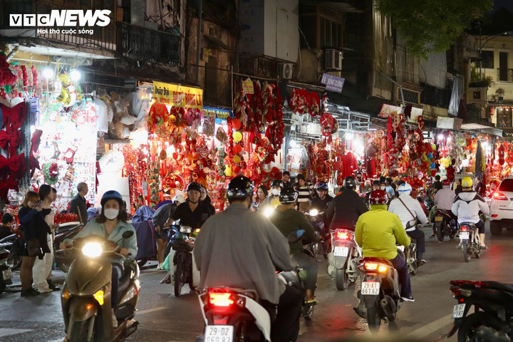 Trái ngược Nhà thờ Lớn Hà Nội, phố Hàng Mã tối nay khá vắng người dạo chơi, mua sắm.