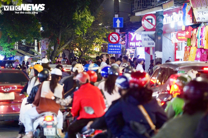 Đông nghịt người đổ về Nhà thờ Lớn Hà Nội đêm Giáng sinh - 8