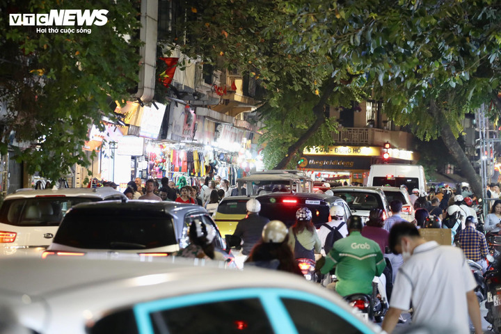 Đông nghịt người đổ về Nhà thờ Lớn Hà Nội đêm Giáng sinh - 9