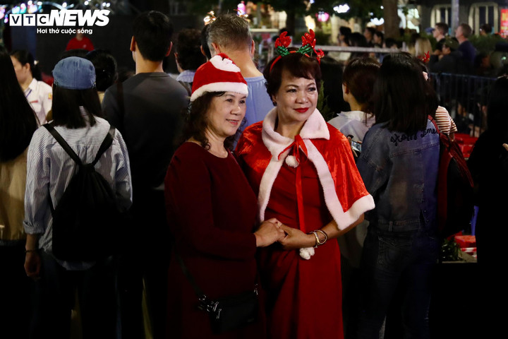 Đông nghịt người đổ về Nhà thờ Lớn Hà Nội đêm Giáng sinh - 4