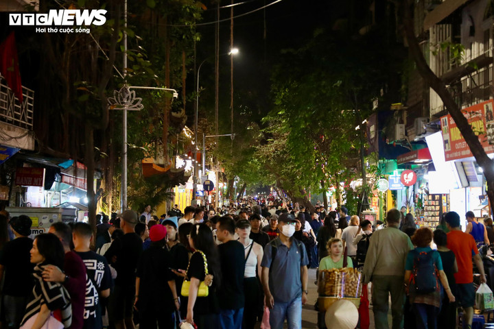 Đông nghịt người đổ về Nhà thờ Lớn Hà Nội đêm Giáng sinh - 3