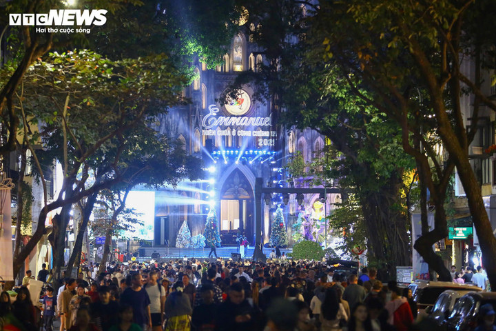 Theo ghi nhận của PV Báo Điện tử VTC News, tối 24/12, khu vực Nhà thờ Lớn Hà Nội đông nghịt người dân, du khách.