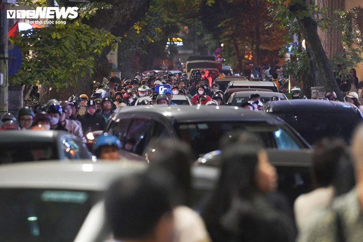 Đông nghịt người đổ về Nhà thờ Lớn Hà Nội đêm Giáng sinh - 7