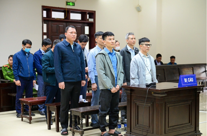 Chủ tịch tập đoàn Thuận An Nguyễn Duy Hưng (bên phải ngoài cùng) và đồng phạm tại phiên tòa.