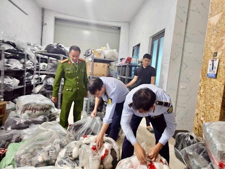 Hàng hóa giả mạo Nike, Adidas, Puma và tiêu thụ chủ yếu qua trang Facebook và gian hàng TikTok bị lực lượng quản lý thị trường thu giữ.