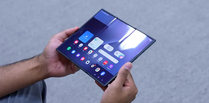 Galaxy Z TriFold sử dụng thiết kế gập vào trong nhằm bảo vệ màn hình chính. (Ảnh: 9to5Google)