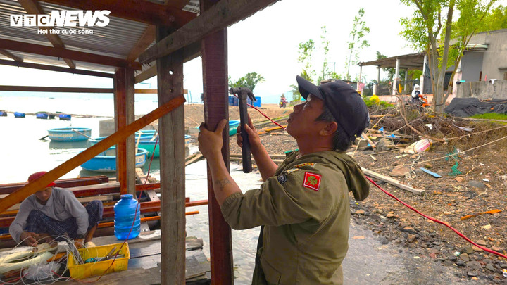 Theo ông Hải, ông đang sửa lại 2 bè với 10 ô lồng nuôi. "May còn tận dụng được lồng cũ nên chi phí giảm một nửa, chứ đóng mới thì rất tốn kém khi giá vật tư tăng hơi trước rất nhiều. Công thợ bây giờ cũng cao, khoảng 500.000 đồng/người/ngày” - ông Hải nói.