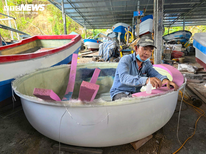 Không chỉ người nuôi, các cơ sở sửa chữa, đóng tàu thuyền trên địa bàn cũng hoạt động hết công suất.