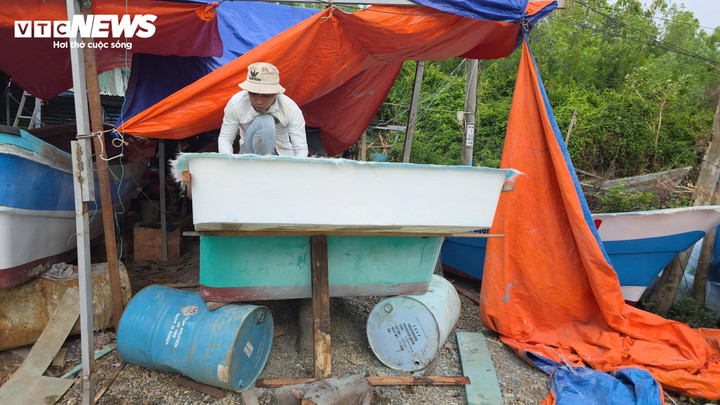 Ông Nguyễn Văn Chiến (45 tuổi, thôn Dân Phú 1) cho hay sau lũ, gia đình bà gần như trắng tay khi toàn bộ tôm bị sốc nước ngọt chết sạch. Tôm giống hiện tăng giá lên khoảng 51.000 đồng/con, trong khi trước đây chỉ khoảng 25.000 đồng/con. “Vay mượn anh em mới đóng lại mấy cái bè tạm để nuôi, nhưng chi phí cái gì cũng tăng. Nuôi tôm phải gần một năm mới thu hoạch, trong khi khoản vay ngân hàng trước đó vẫn chưa biết xoay xở thế nào. Nhưng đây là nghề nuôi sống cả gia đình nên đành phải ráng làm lại”, ông Chiến nói.