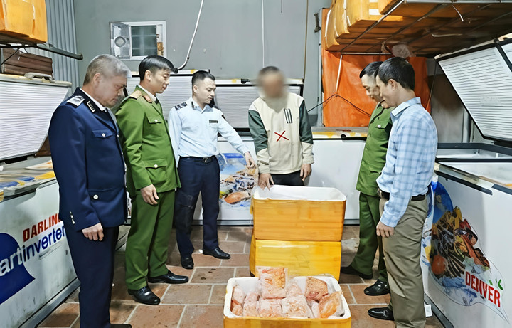 Toàn bộ số thực phẩm không rõ nguồn gốc được tiêu hủy theo quy định.