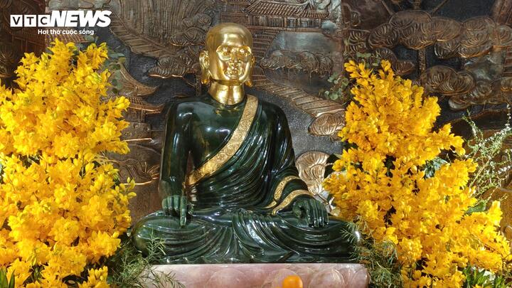 Phật hoàng Trần Nhân Tông (1258-1308) là vị vua anh minh nhà Trần, lãnh đạo quân dân Đại Việt chống giặc Mông - Nguyên, sau xuất gia thành Thiền sư, khai sáng Thiền phái Trúc Lâm Yên Tử, thống nhất Phật giáo Việt Nam, được suy tôn là Phật hoàng và là biểu tượng của Phật giáo Việt Nam.