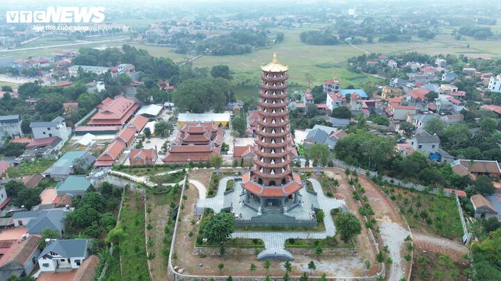 Điểm nhấn của chùa Phúc Sơn là tòa Bảo tháp 13 tầng, nơi an vị tượng Phật hoàng Trần Nhân Tông bằng ngọc bích nguyên khối.