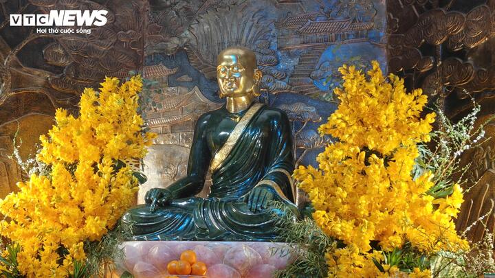 Tượng được làm từ khối ngọc bích lớn khai thác từ Canada, một vật liệu quý hiếm, mang lại vẻ đẹp trang nghiêm và thanh tịnh. Tượng cao 156cm, nặng trên 5 tấn, được tạo tác bởi các nghệ nhân đá quý hàng đầu thế giới và Việt Nam, mang đến đường nét hài hòa, tinh tế.