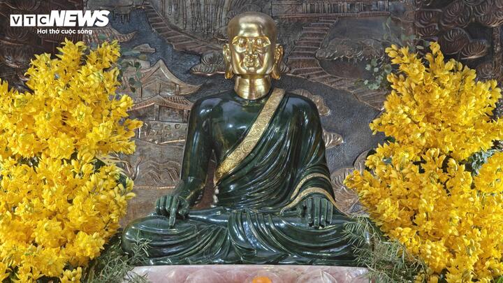 Tượng Phật hoàng Trần Nhân Tông được đúc cân đối ở tư thế ngồi ở trạng thái tĩnh tại, ung dung thư thái được lấy từ bản gốc bức tượng đá đang được thờ tại Tháp tổ chùa Hoa Yên, Quảng Ninh.