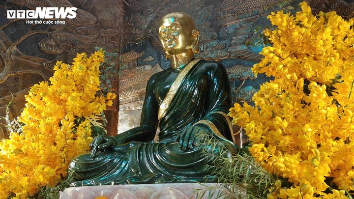 Tượng được thể hiện với gương mặt thanh tú, tai to, trán rộng, cổ cao nhiều ngấn thân hình thanh thoát. Các nếp áo, quần chồng xếp mềm mại, uyển chuyển; họa tiết hoa văn trên vạt áo, gấu quần chi tiết và sắc nét.