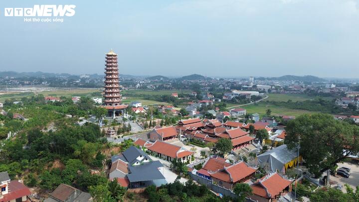 Chùa Phúc Sơn được xây dựng tại xã Tân Yên, tỉnh Bắc Ninh từ thời Lê Trung Hưng (thế kỷ XVI). Chùa tọa lạc trên núi Phượng Hoàng.