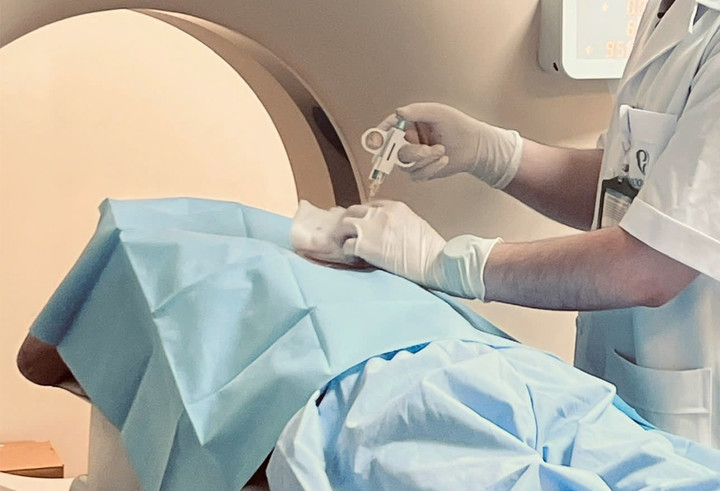 Bác sĩ dùng thiết bị y tế hiện đại để tiếp cận khối u và lấy mẫu bệnh phẩm thành công. (Ảnh: Thuỳ Dương)