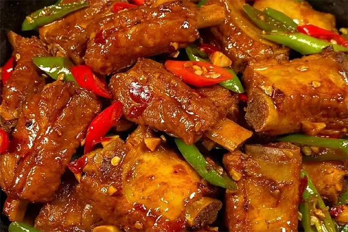 Sử dụng giấm khi sơ chế sẽ giúp món sườn mềm và thơm hơn. (Ảnh: Sohu)