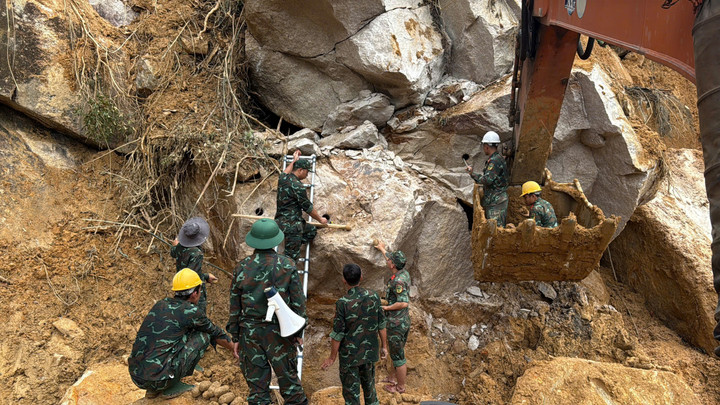 Lực lượng chức năng chuẩn bị các công đoạn cuối cùng để thông xe.