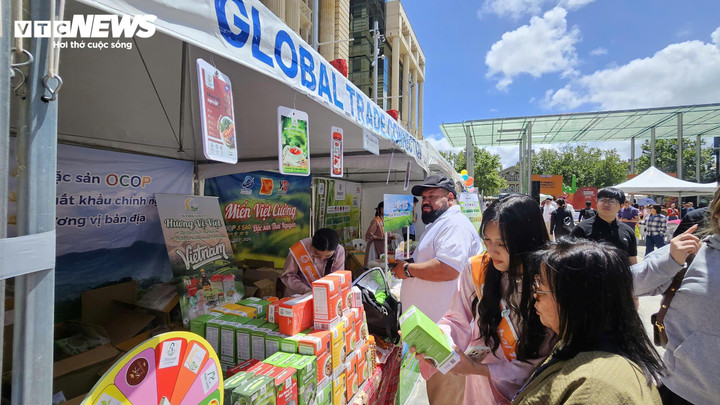 Các gian hàng Việt Nam tại Xuân Quê Hương Perth.