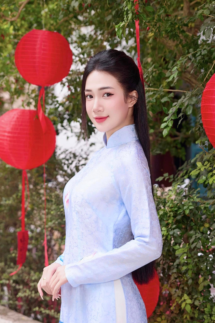 Thanh Huế thu hút sự chú ý nhờ sở hữu gương mặt thanh thoát, ưa nhìn.