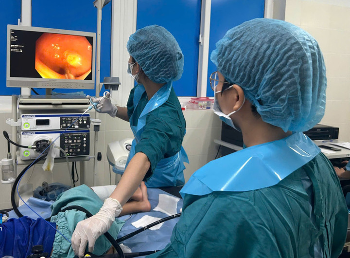 Bác sĩ Bệnh viện Sản - Nhi tỉnh nội soi đại trực tràng cho bệnh nhi bằng phương pháp gây mê. (Ảnh: BVCC)