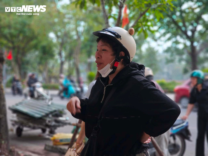 Bà Lê Lan Oánh cho biết bắt đầu chuyển nhà từ khoảng một tuần trước. Hôm nay, bà quay lại để thu dọn nốt những vật dụng còn sót lại và chào tạm biệt bà con lối xóm đã gắn bó suốt nhiều chục năm.