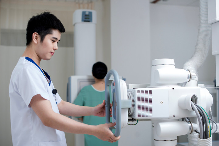 Bệnh viện được đầu tư cơ sở vật chất hiện đại, đồng bộ cùng đội ngũ chuyên gia được đào tạo bài bản.