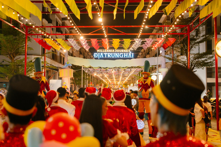 Không khí noel tại phố đi bộ Millennia Journey ngày 24/12 vừa qua.