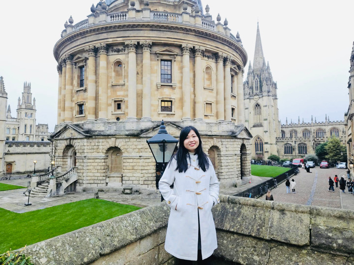 Ngân Anh đi tham quan Đại học Oxford, Anh, hồi tháng 11/2025.