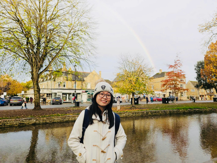 Ngân Anh tham quan Bourton-on-the-Water ở vùng Cotswolds, hồi tháng 11/2025.