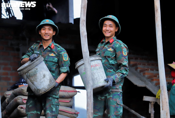 Chiến sĩ Trường Quân sự Quân đoàn 34 thực hiện "Chiến dịch Quang Trung" tại Gia Lai.