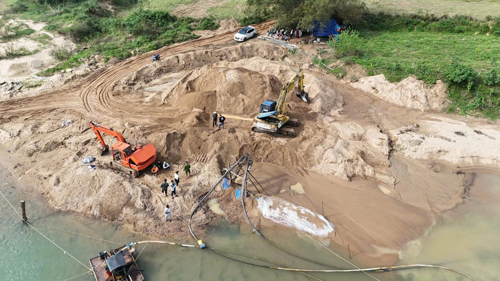 Hiện trường khai thác cát trái phép bị lực lượng công an phát hiện. (Ảnh: T.Khôi)