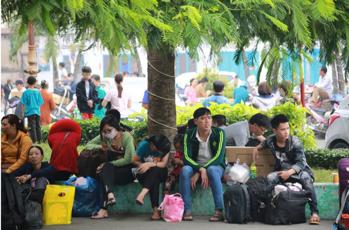 Vé tàu, xe miễn phí giúp công nhân xa quê giảm chi phí, an tâm về quê đón Tết.