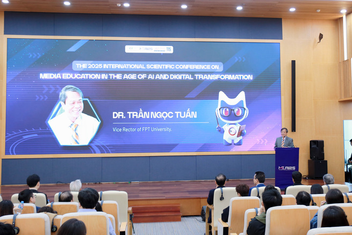 TS. Trần Ngọc Tuấn - Phó Hiệu trưởng Trường Đại học FPT - phát biểu tại hội thảo. (Ảnh: BTC)