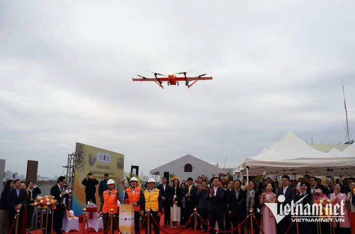 Thiết bị bay không người lái vận chuyển thuốc men từ Bệnh viện Đa khoa Đức Giang đến trạm y tế phường. (Ảnh: N.Huyền)